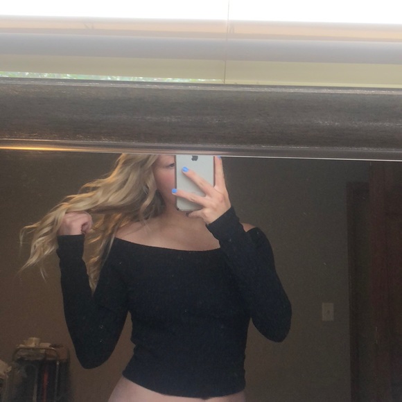 Brandy Melville off the shoulder long sleeve - Picture 1 of 3